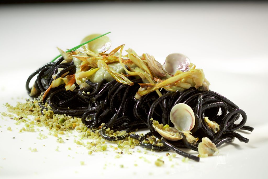 Spaghetti al nero di seppia, vongole, carciofi e mollica tostata | Pasquale Caliri | Marina del Nettuno