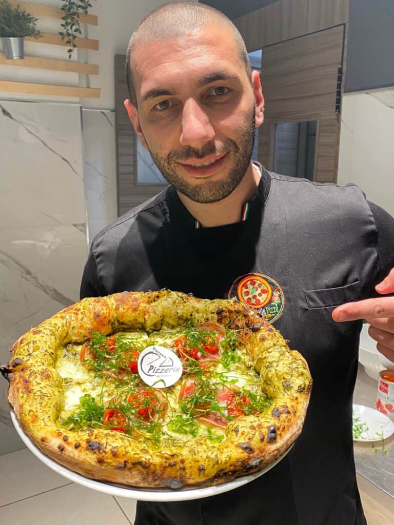 Carmelo Pistritto con pizza alla rucola fritta