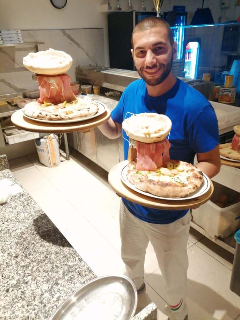 Carmelo Pistritto con pizze torri