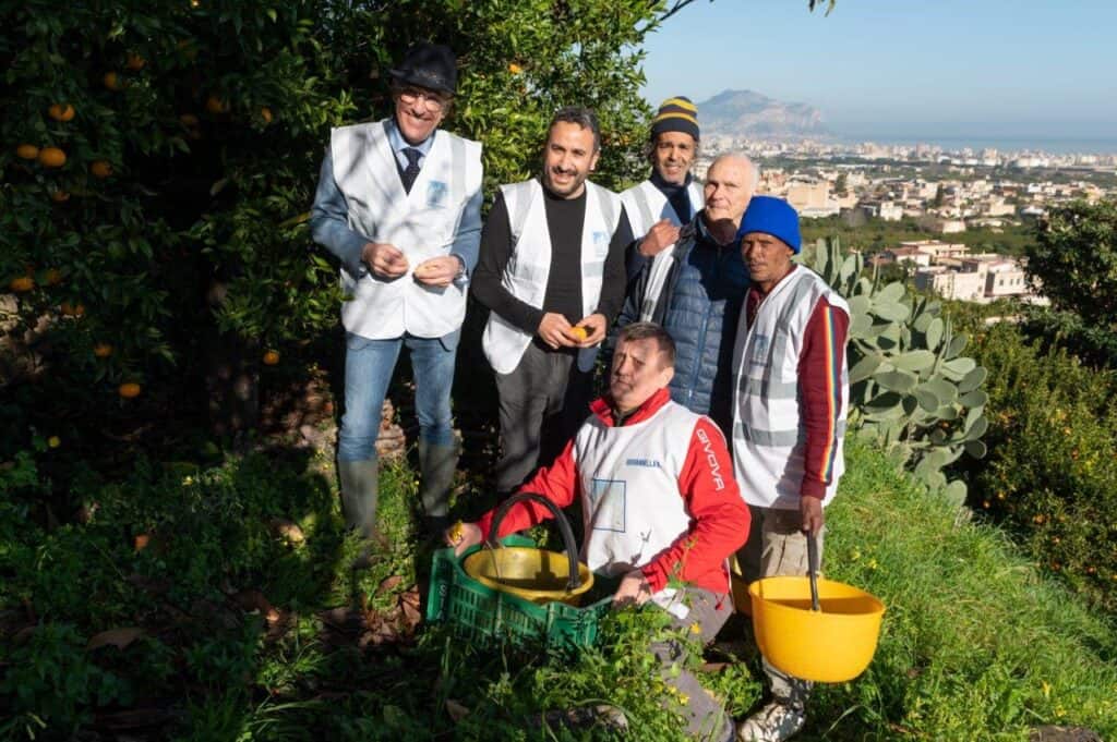 Giancarlo Grassi, Natale Giunta, Giovanni Palermo e alcuni assistiti dell'associazione Rotary International Francesca Morvillo Onlus